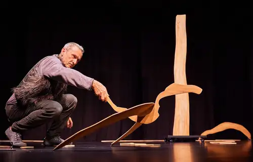 Abstrakte Holzformen die auf Boden liegen oder als Skulpturen aufgestellt sind. Sie stehen für eine Flusslandschaft.